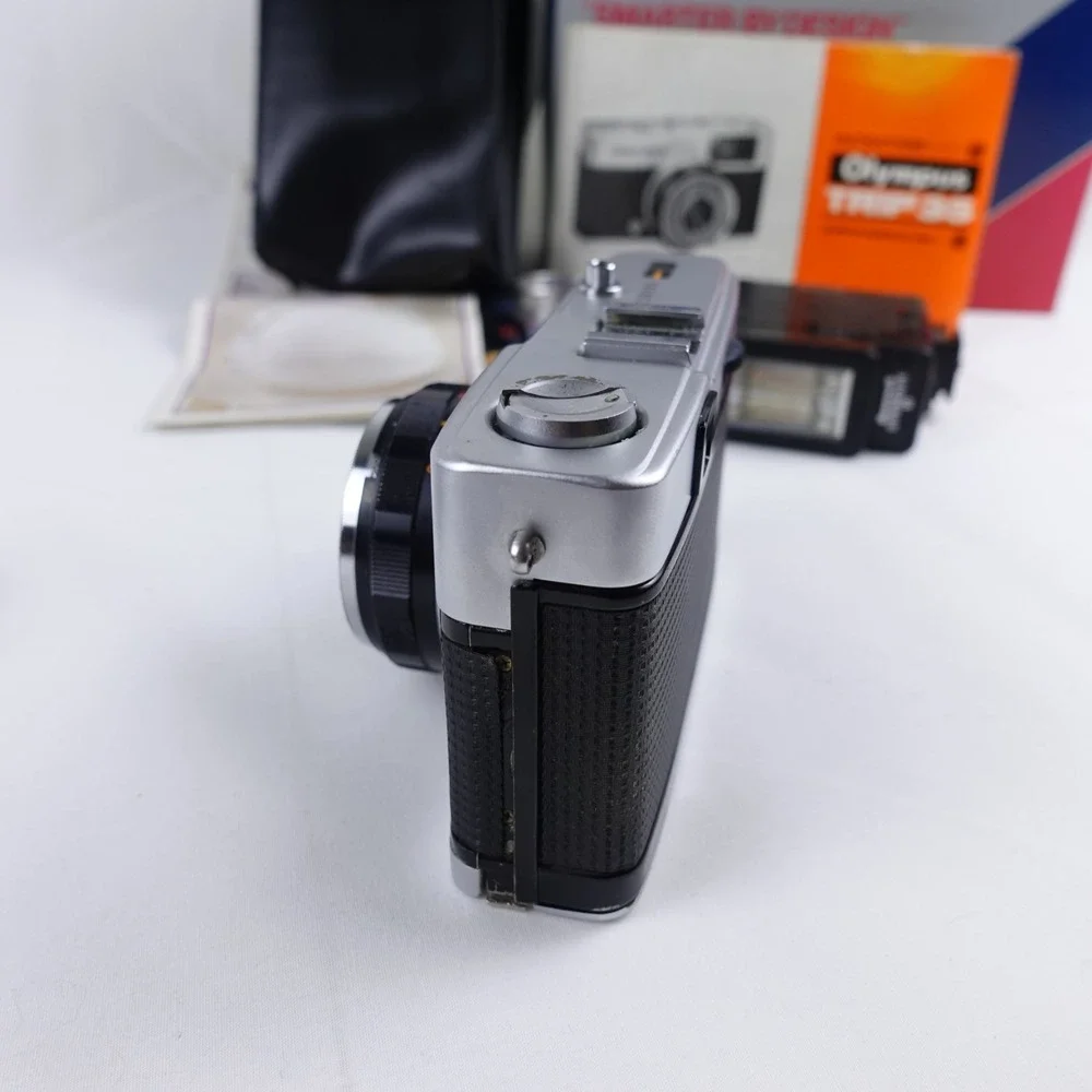 Olympus Trip 35 Vintage 35mm Film Camera D. Zuiko 40mm 2.8 Parts Repair UNTESTED